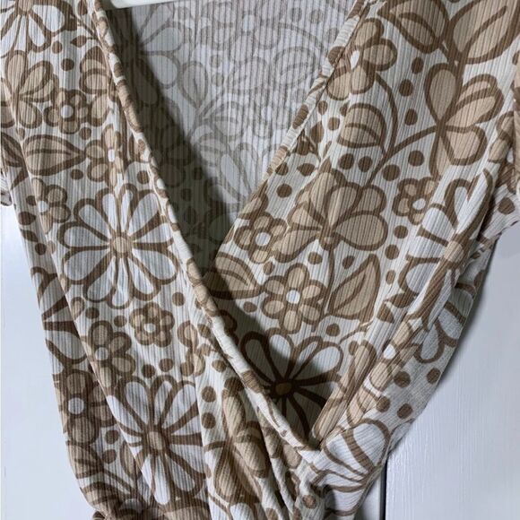 Rebellious Dreamer XS‎ Tan Floral Top - Picture 2 of 4